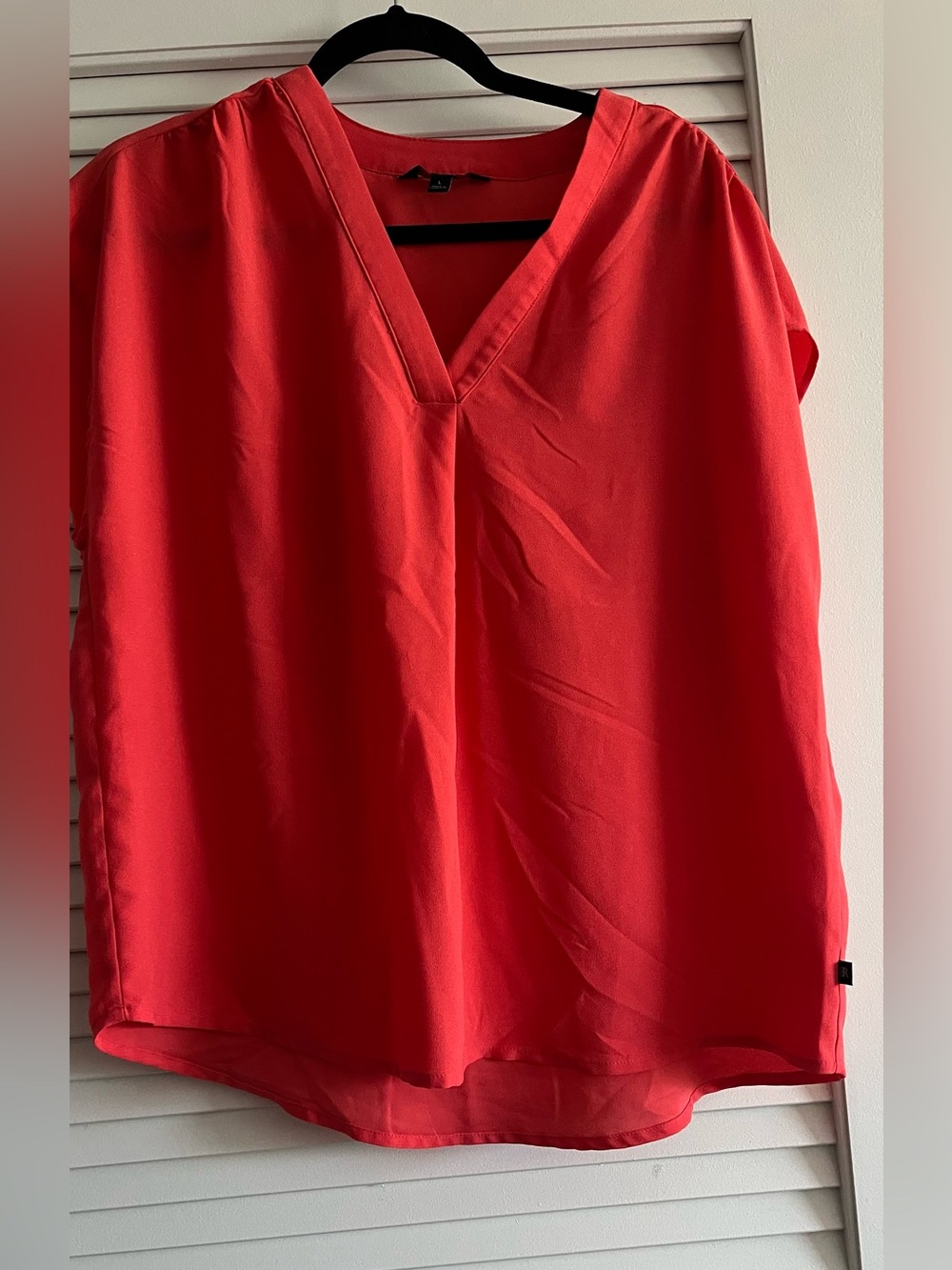 Banana Republic Red V-Neck Short-Sleeve Blouse